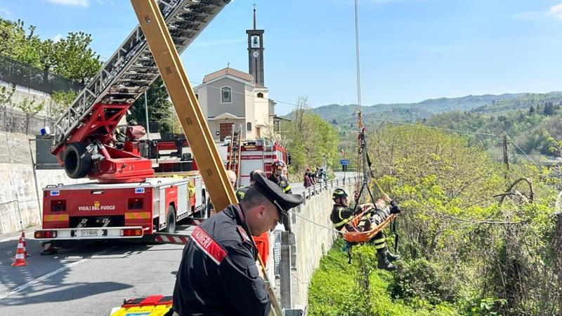Roccavignale, ciclista perde il controllo e finisce nella scarpata