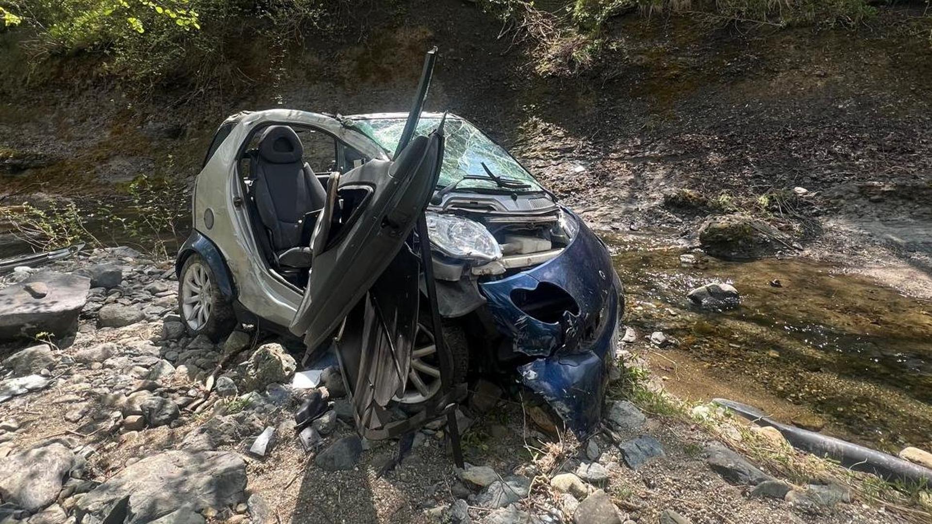Smart esce di strada e precipita in una scarpata sulla provinciale 49 ...