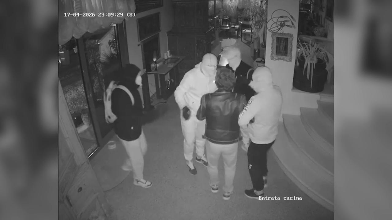 Rapina nella villa dell'ex senatore Lega Filippi: pugni e pistola in faccia, un'ora sotto la minaccia dei banditi