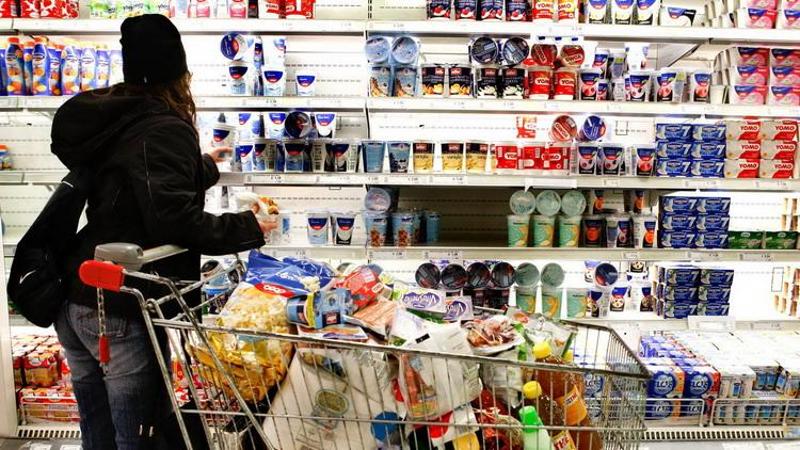 Un italiano su due ha tagliato i consumi. E l’alleato americano adesso fa paura