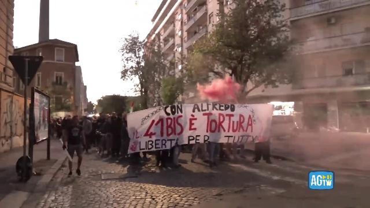 Roma, corteo anarchici: un poliziotto ferito dal lancio di una bottiglia