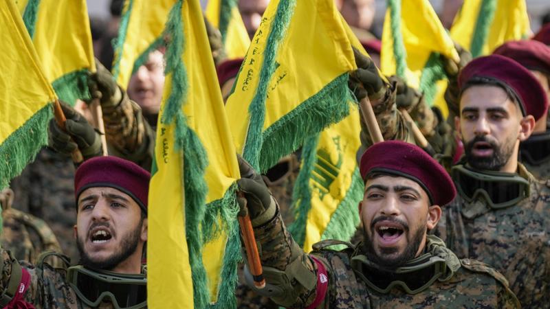 Il Partito di Dio Tra forza armata e attore politico, Hezbollah resta uno dei principali protagonisti del conflitto e al centro dei sospetti per l’attacco ai Caschi blu francesi