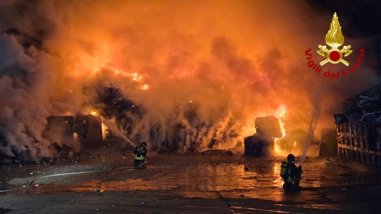 Albenga, maxi incendio nella notte alla discarica di Enesi