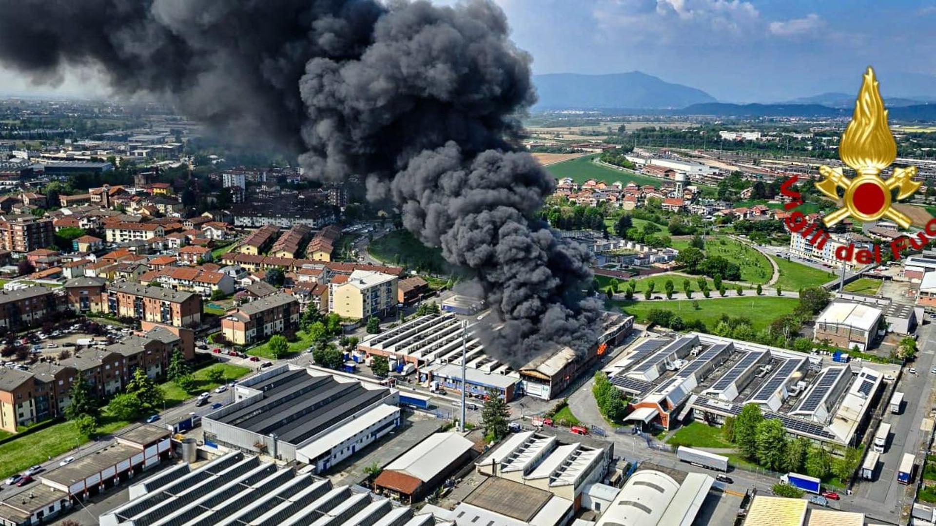 Maxi incendio a Beinasco, evacuate le case vicine. Il sindaco: &ldquo;Non aprite le finestre&rdquo;