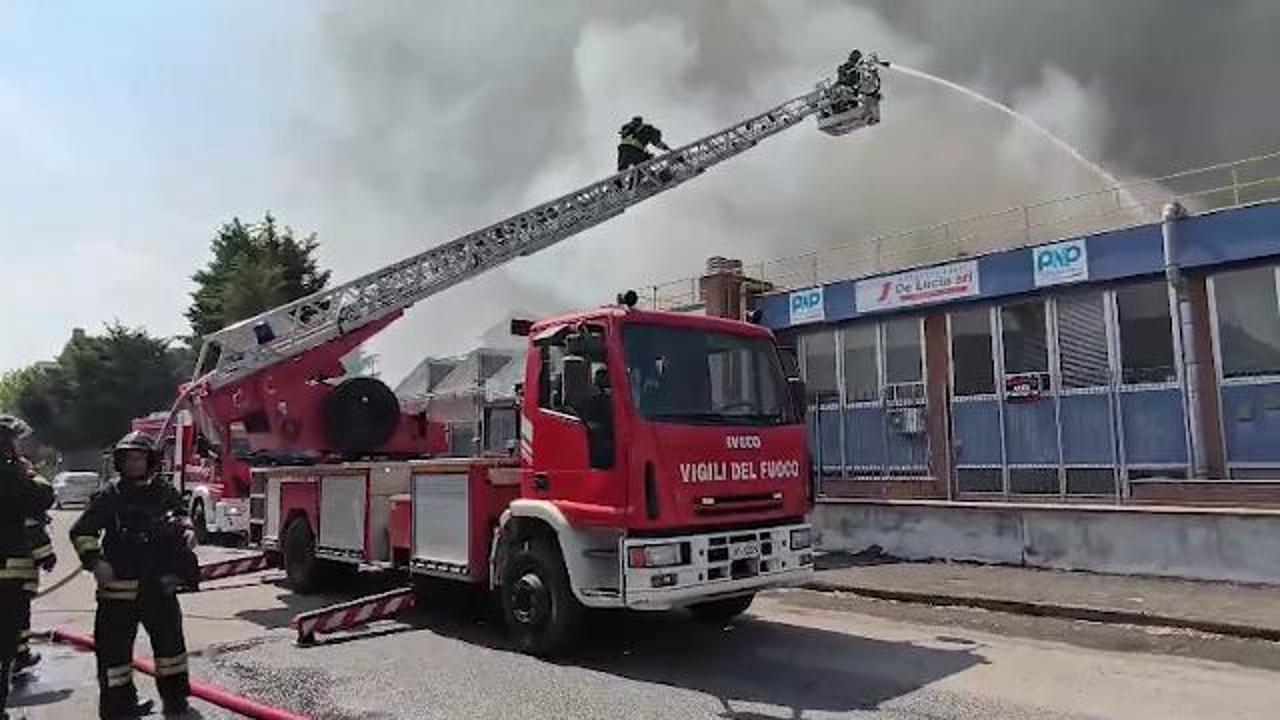 Torino, maxi incendio in un capannone: evacuate le case