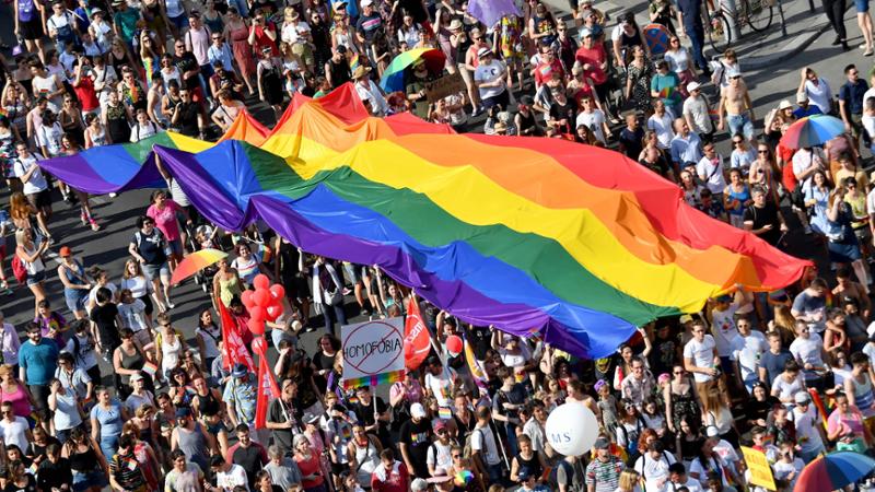 Insulti e schiaffi per uno zainetto arcobaleno, attivista Lgbtq aggredito in centro