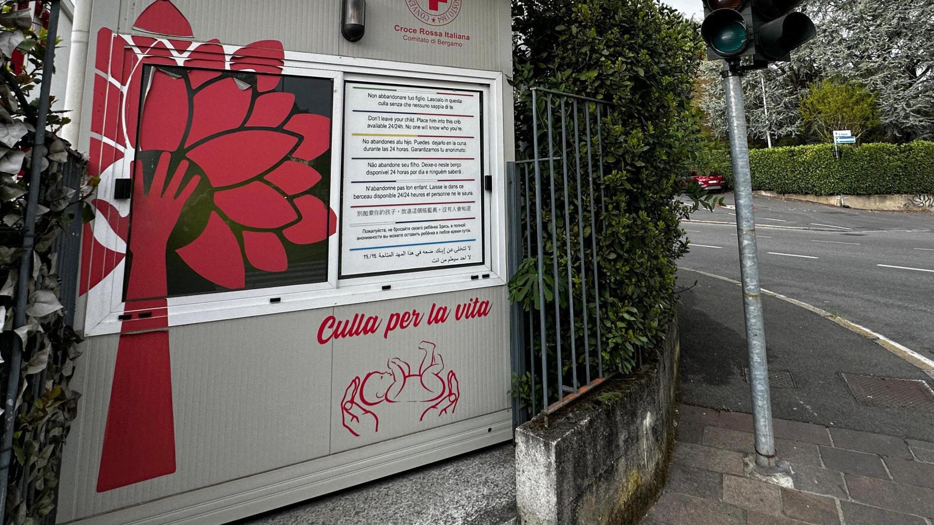 Il neonato nella culla e il dolore di una madre