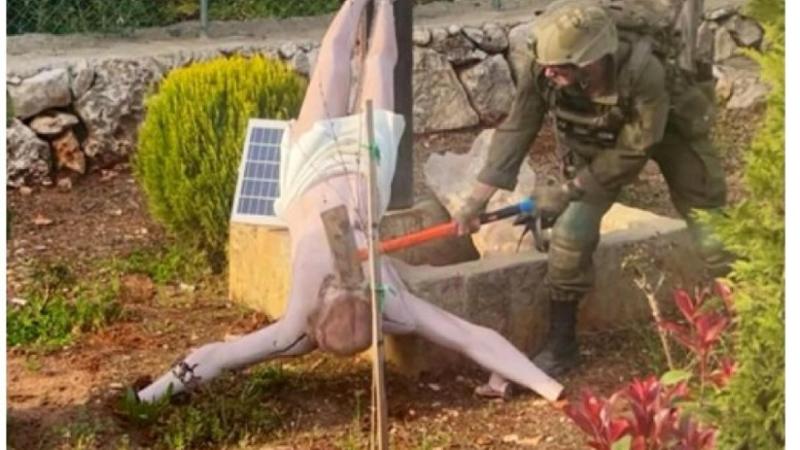 Libano, statua di Gesù colpita con un martello da un soldato israeliano. Ma è solo l’ultima violenza