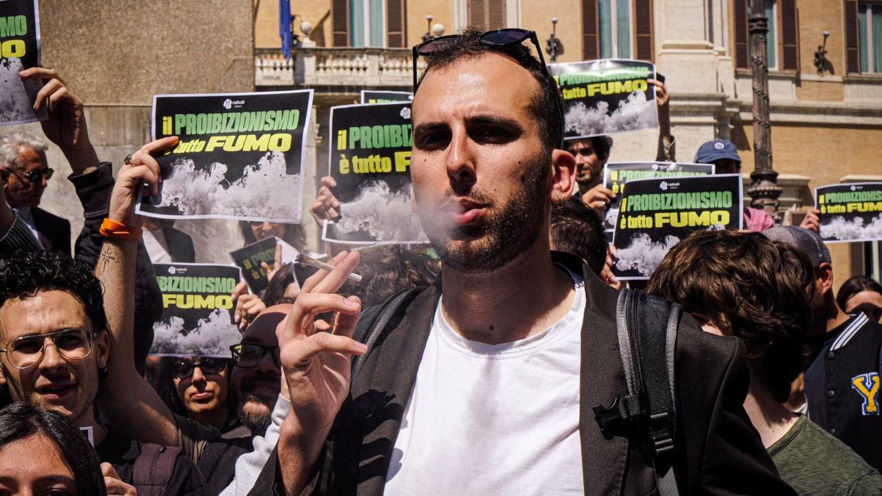 Oltre cento a fumare cannabis per violare la legge davanti a Montecitorio. Il flash mob dei Radicali