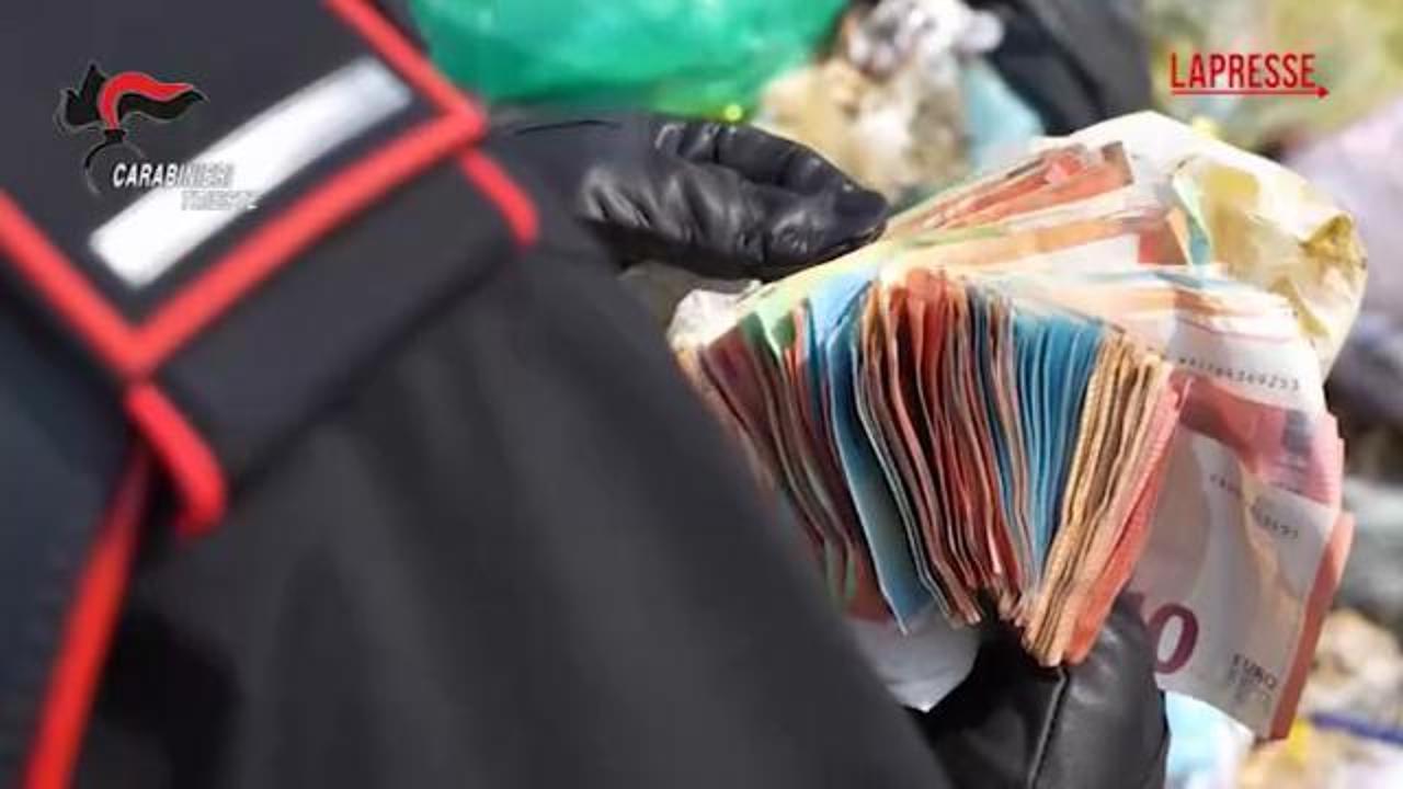 Trieste, butta per sbaglio settemila euro nei rifiuti: recuperati dai carabinieri