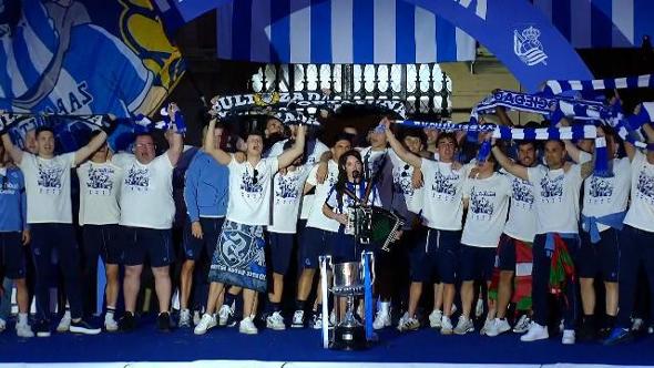 Copa del Rey, i calciatori della Real Sociedad festeggiano cantando l'inno basco anti-franchista