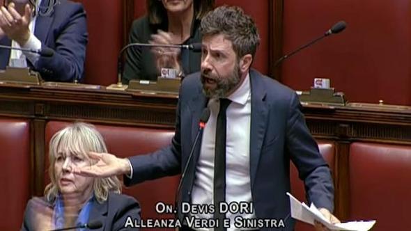 Dl Sicurezza, la protesta di Avs alla Camera: "Piantedosi ride in aula, non è possibile"