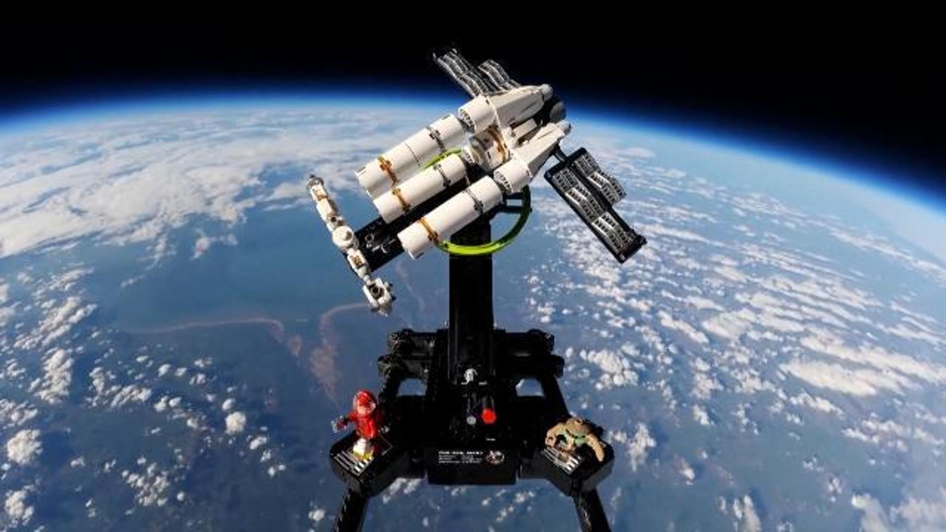 L'astronave di Lego vola nella stratosfera: le riprese da 35 chilometri dalla Terra