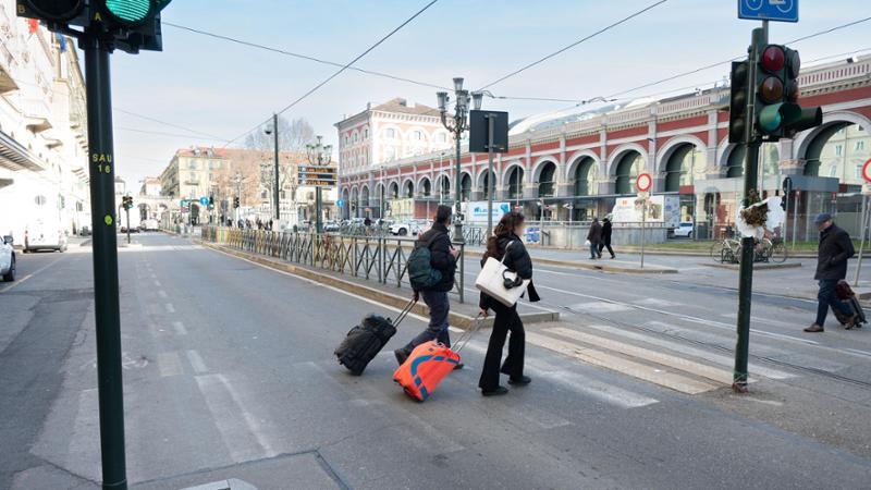 Perché le strisce pedonali spariscono: Torino prova una vernice più resistente