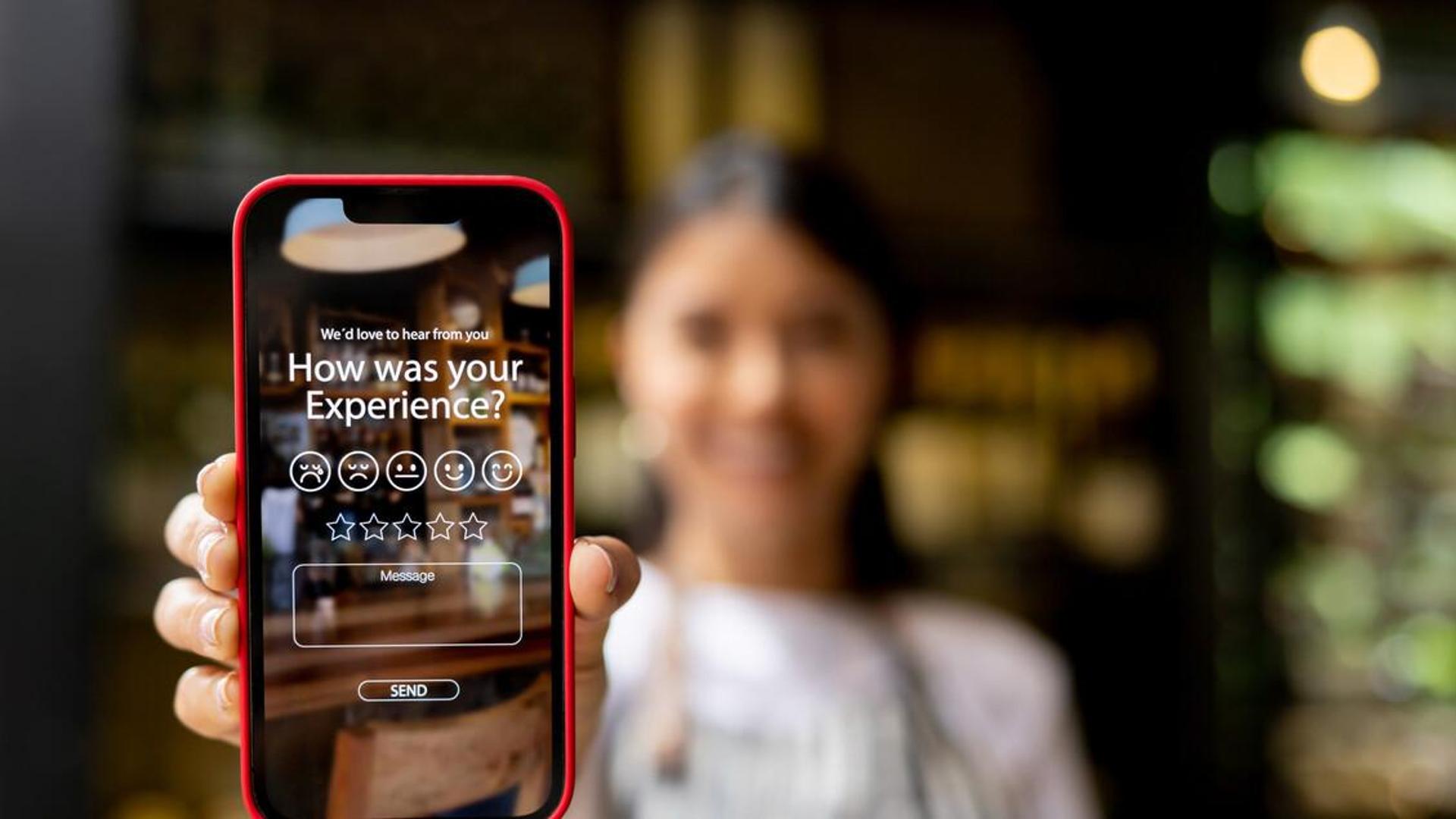 Recensioni online, le nuove regole: come fare, quando sono valide, cosa rischia chi sgarra