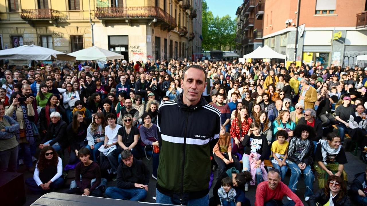 Zerocalcare a Torino. La sfida di Askatasuna: “Il 1° maggio vogliamo festeggiare nel palazzo”