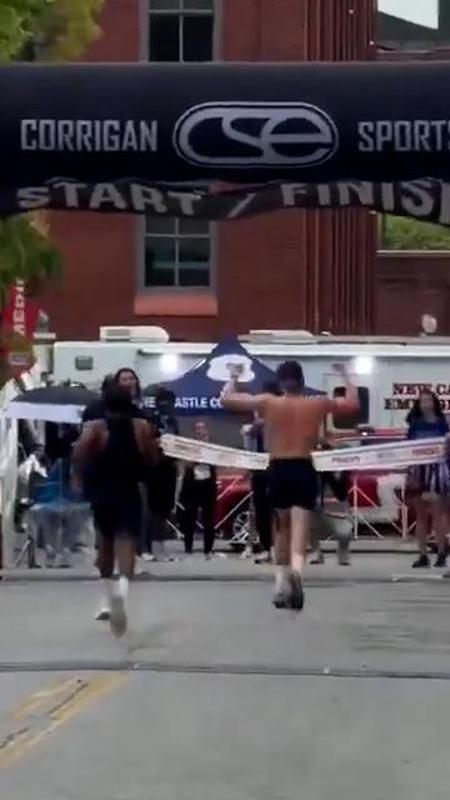 L'esultanza a pochi metri dal traguardo costa cara al maratoneta: il rivale lo beffa in extremis