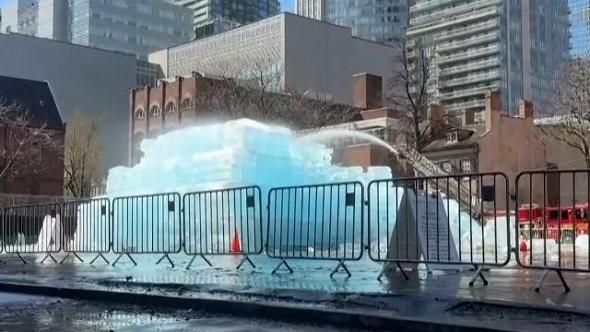 Drake fa installare scultura di ghiaccio a Toronto per lanciare il nuovo disco: sciolta dai pompieri