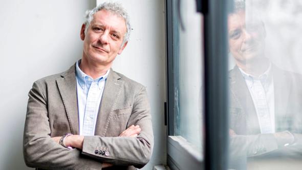 Alessandro Robecchi: “D’Urso regina delle amiche che stirano. Una stakanovista, soffre a star ferma”