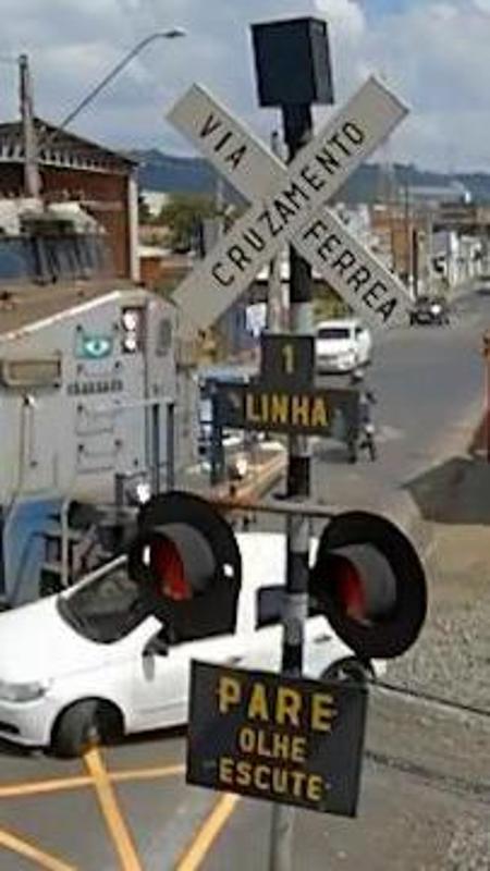 Brasile, il treno piomba sull'auto in panne sui binari: incredibilmente illesi i passeggeri