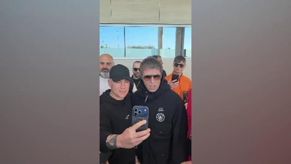 Roma, selfie e fan per Liam Gallagher in partenza dall'aeroporto di Ciampino: è giallo sul concerto