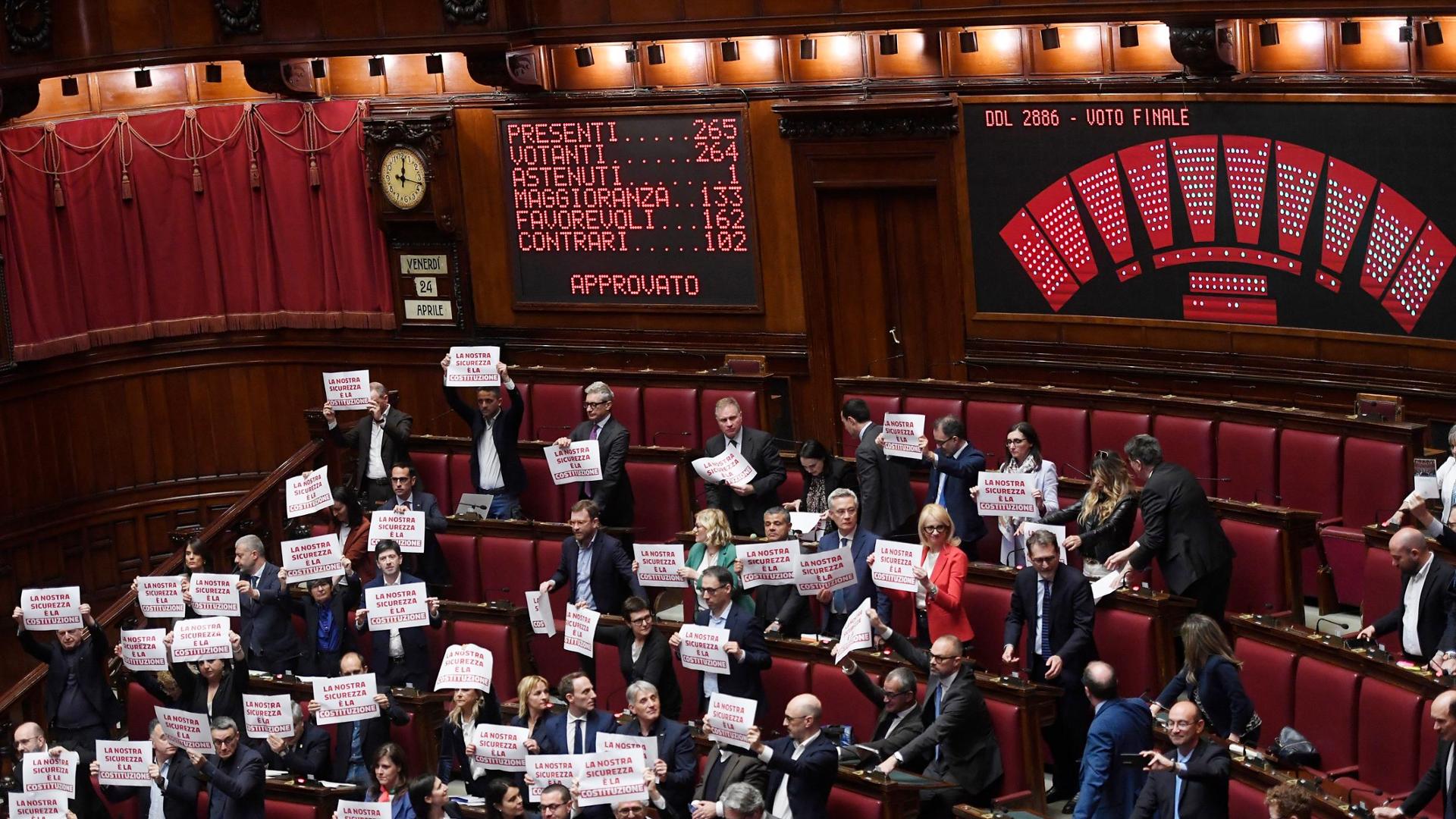 Cos&igrave; il dl sicurezza calpesta la carta