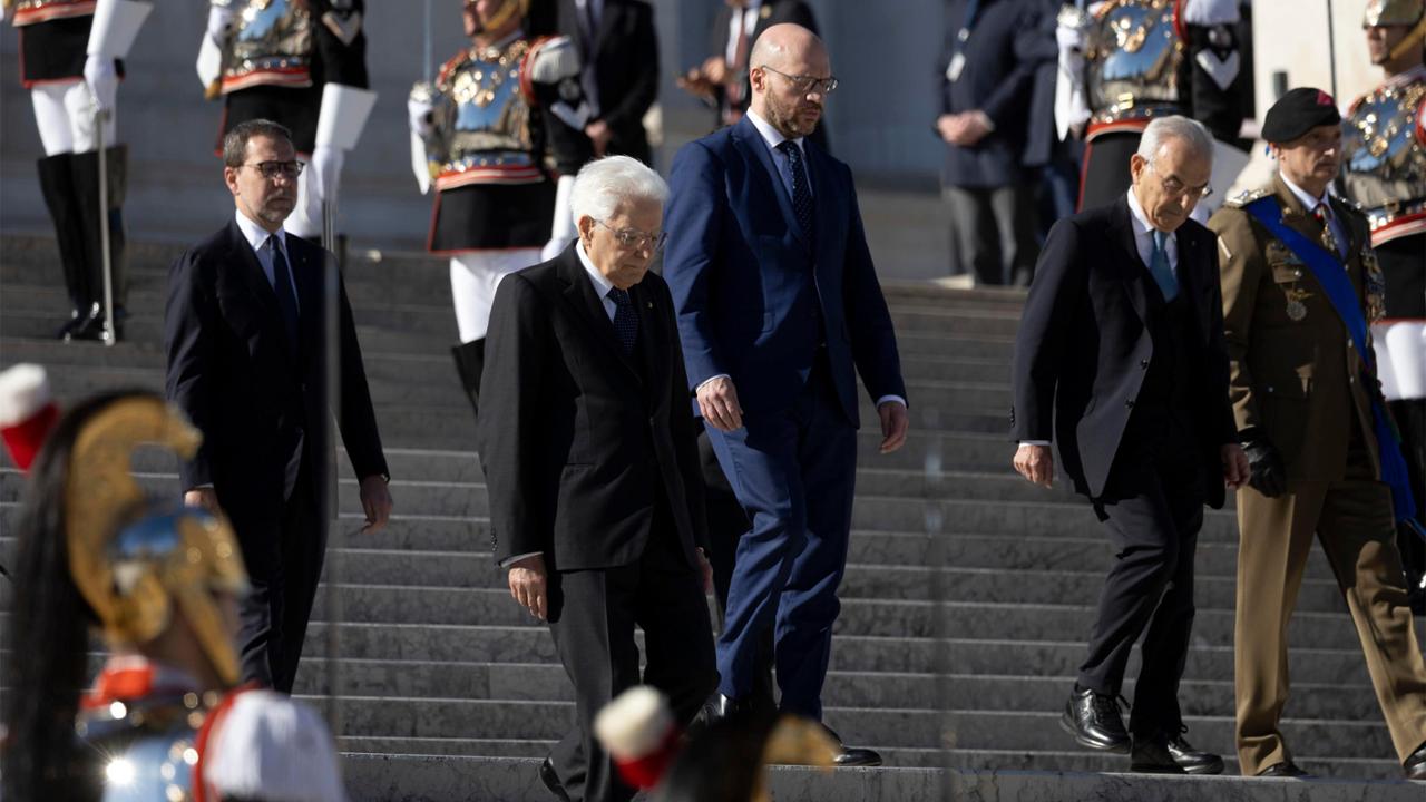 25 aprile, tensioni a Roma: “Via i fascisti dal corteo". Omaggio di Mattarella all’altare della Patria