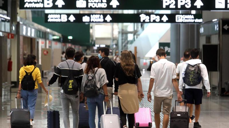 Voli sempre più cari: le compagnie alzano le tariffe di bagagli, posti e servizi extra. Come difendersi