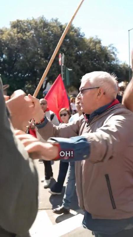 Liberazione, a Roma militanti comunisti strappano bandiere dell'Ucraina a Radicali e +Europa