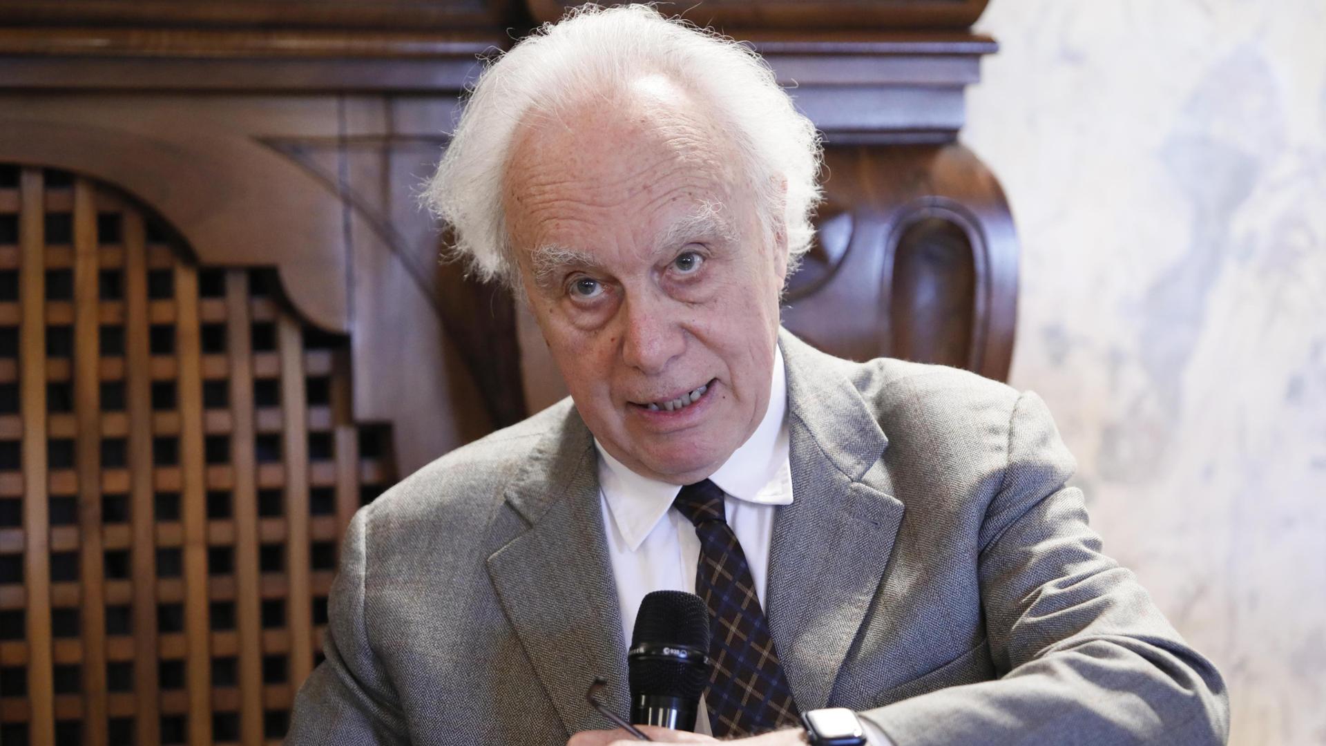 Francesco Giavazzi: “Il taglio delle accise? Soldi buttati. Stabilizzare subito il debito pubblico”