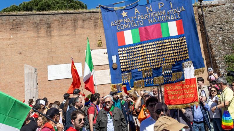 “Si è fermato in moto e ha estratto l’arma”: il racconto dei coniugi feriti al 25 aprile di Roma