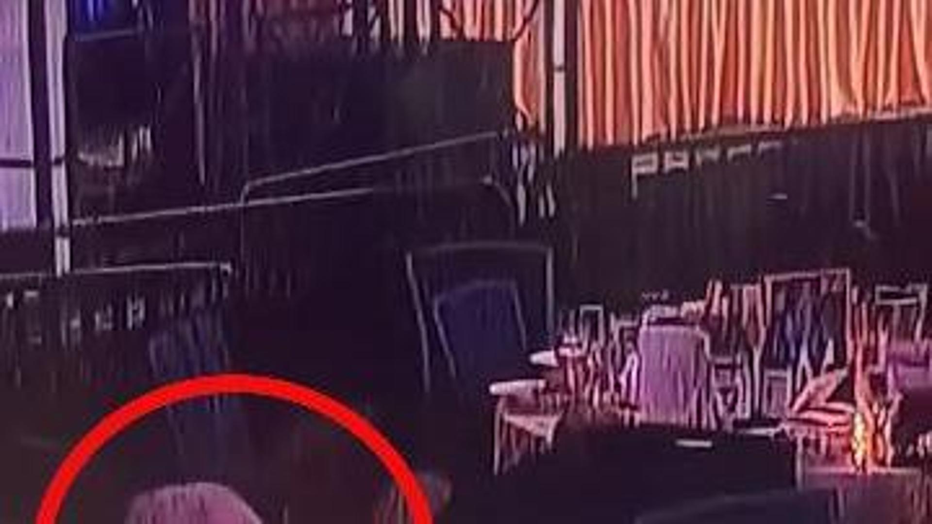 La cena prima di tutto: l'ospite continua a mangiare durante l ...