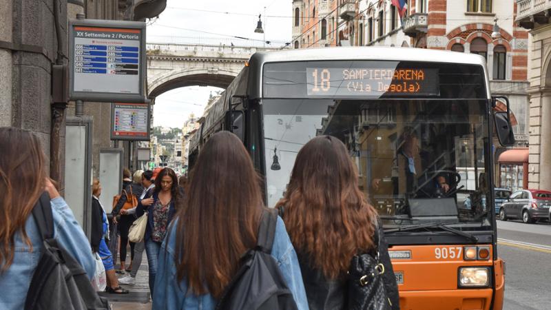 Meno pubblicità alle fonti fossili in città: dopo Firenze, ci prova Genova. E l’opposizione insorge