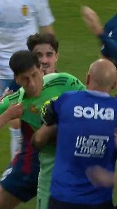 Spagna, botte in campo: il portiere espulso spinge e colpisce in faccia l'avversario ed è il caos