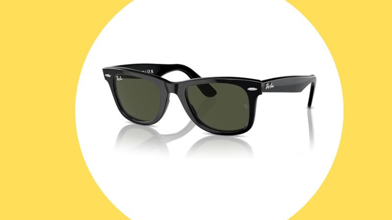 C'è solo un paio di occhiali da sole che non passerà mai di moda ed è questo firmato Ray-Ban