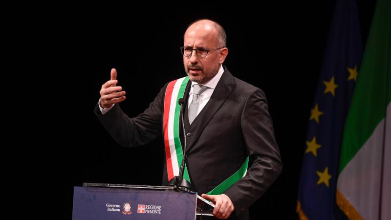 Sindaco e banchiere, Rasero non si dimette e le opposizioni abbandonano l’aula per protesta