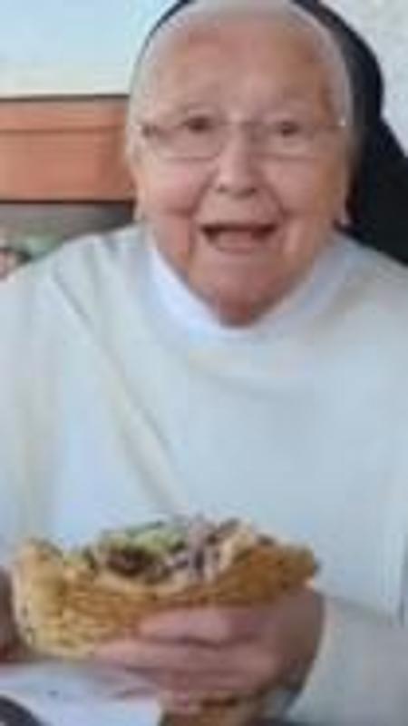 Germania, il primo kebab di suor Irmingard a 92 anni: "Sono entusiasta!"