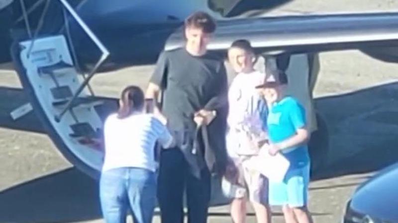 Tutti pazzi per Leclerc a Biella: selfie e autografi all'aeroporto