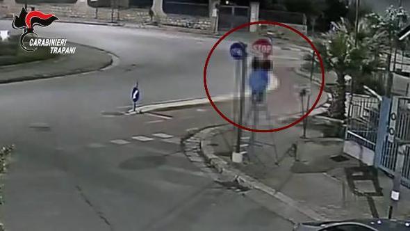 Trapani, sostituiva i cartelli stradali durante la notte: seguito e denunciato dai Carabinieri