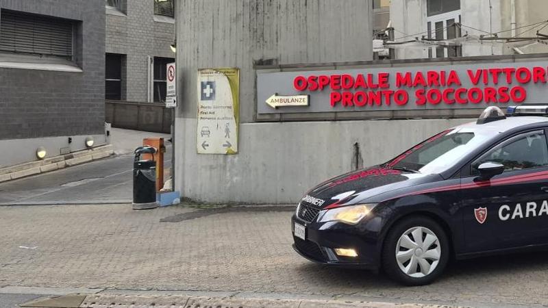 “Quando beve mi nascondo”: l’inferno del 12enne picchiato dalla madre emerge per caso in ospedale