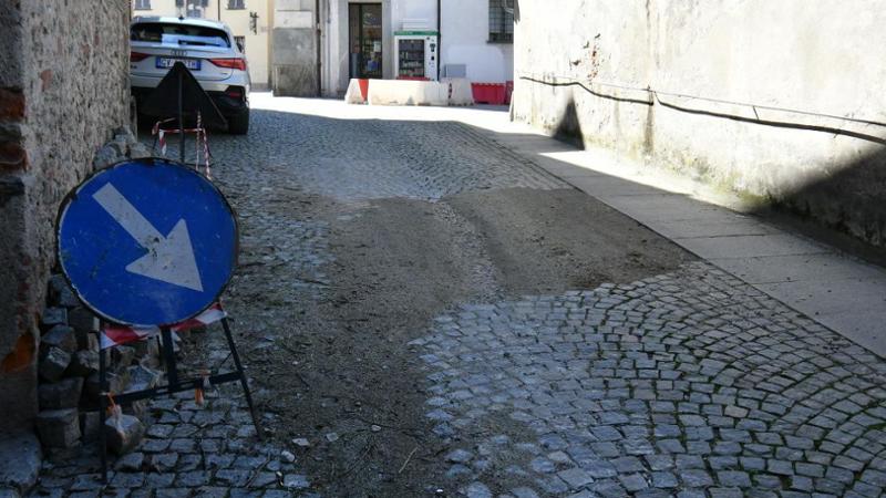 Scavano per la posa della fibra ottica in centro a Barge e trovano ossa umane