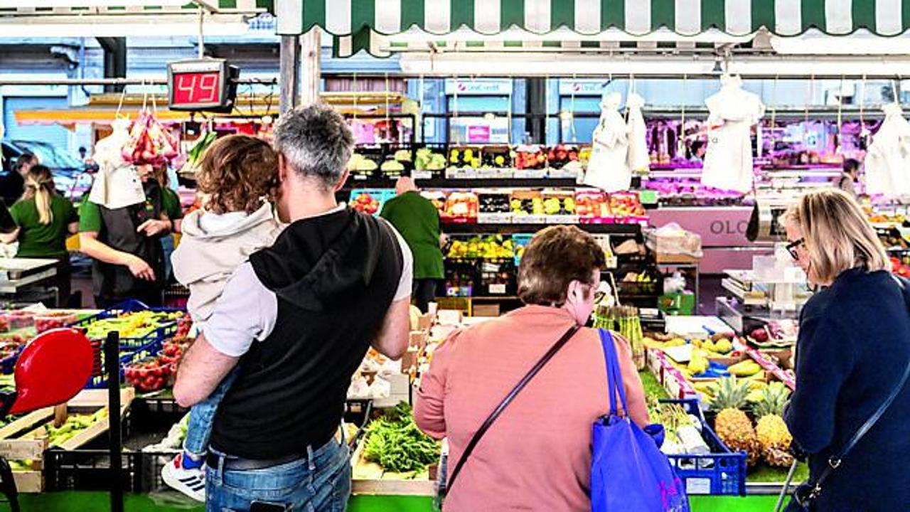 “Prezzi folli, così non si vive più”: tra i banchi del mercato proteste e paura per il caro-spesa