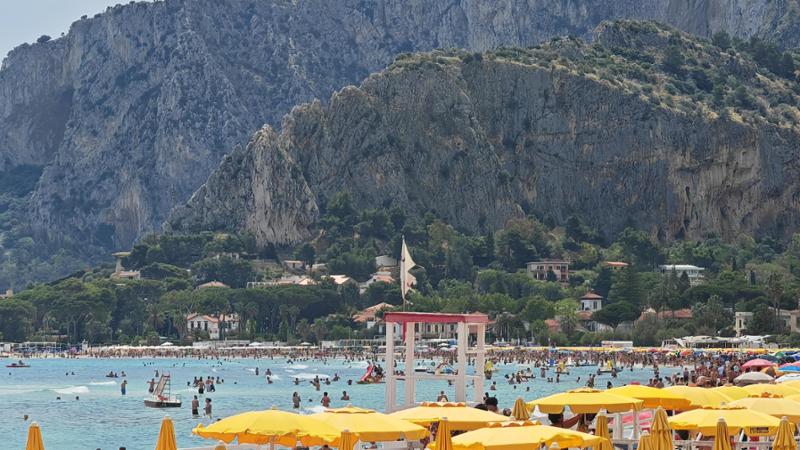 Il cortocircuito di Mondello, il giudice fa dietrofront sulla spiaggia liberata. L’antimafia insorge