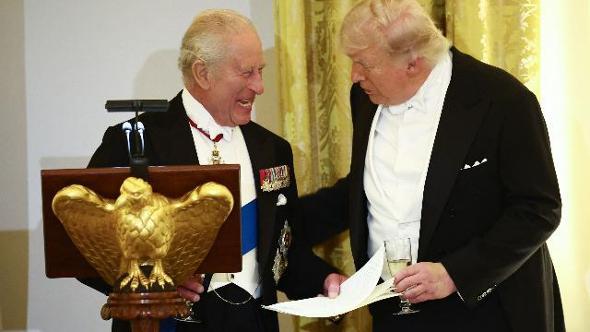 Re Carlo scherza con Trump a cena: "Altro che tedesco, senza di noi parlereste francese"