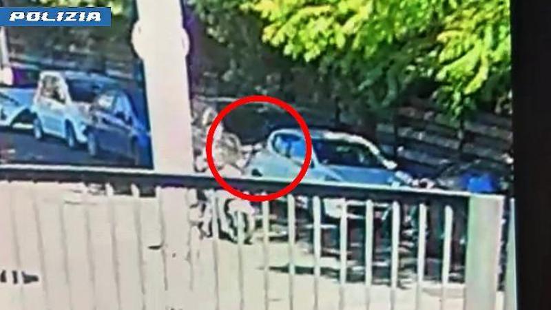 L'arrivo in scooter e i colpi: il momento in cui il giovane colpisce i due attivisti dell'Anpi