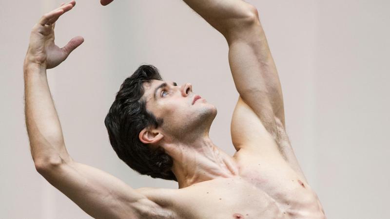 Roberto Bolle e il “Ballo in Bianco” da record mondiale: a Torino attesi migliaia di ballerini