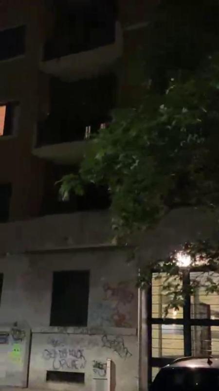 Corteo per Ramelli a Milano, dai palazzi  i residenti intonano 