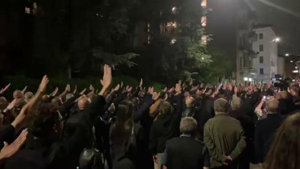 Camice nere e saluti romani, la sfilata fascista per Ramelli a Milano