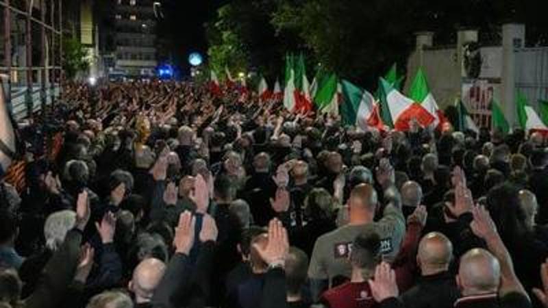 Aggredito perché strappava i manifesti di Ramelli, denunciati quattro militanti di estrema destra
