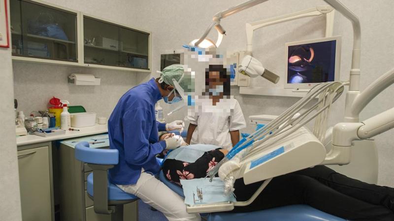Truffa a Napoli, clinica di impiantologia chiude all’improvviso: 150 pazienti rimangono senza denti